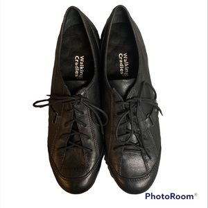 WALKING CRADLES Women’s Dara Black Leather Sneakers.